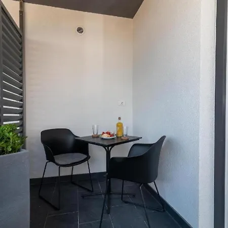 Helena Apartment *