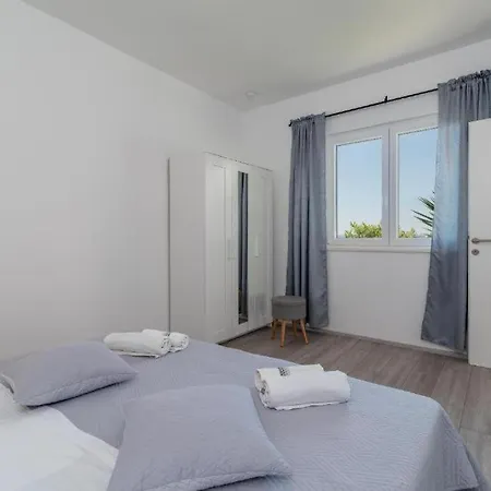 Helena Apartment *