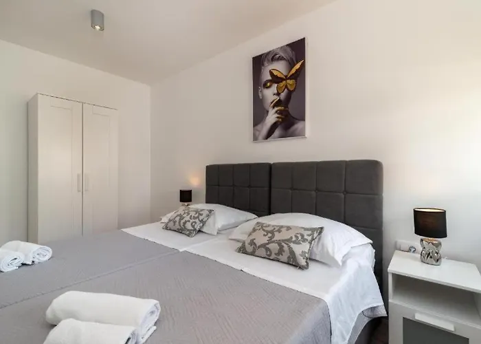 Helena アパート トロギール