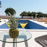 Helena Apartment *