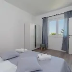 Helena Apartment *